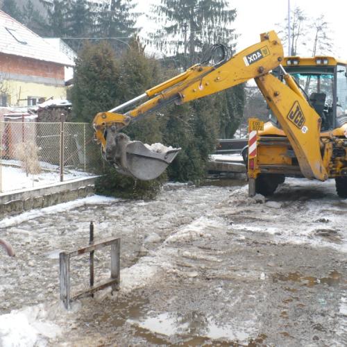 Odstraňování ledu z náhonu v Koželužské ulici v Chrudimi